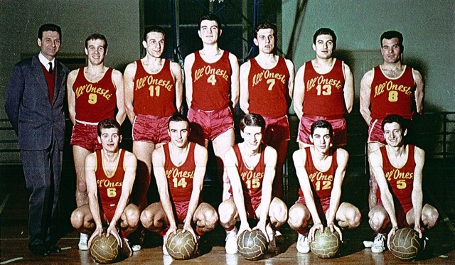 Formazione Pallacanestro All'Onestà Milano 1960/61.In piedi da sx: Forastieri (all.),  Brega, Cremonesi, Pessina, Mauri, Zappelli, De Simone. Accosciati da sx: Marsi, Bramo, Rossitto, Pescarmona, Zollia.